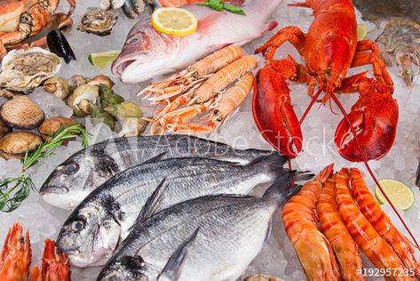 Stock Image: Fresh tasty seafood served on old wooden table. Prawn Fish, Healthy Fats Foods, Healthy Weight Gain Foods, Meat Store, Quinoa Salat, Wiener Schnitzel, Healthiest Seafood, Carbohydrates Food, Healthy Weight Gain