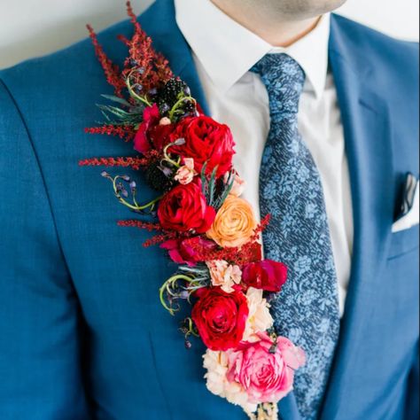 A real WOW factor. A floral accent that sticks to your jacket lapel. Approximately 6-9" long and designed to coordinate with your date's flowers. Australian Native Boutonniere, Floral Lapel Wedding, Wedding Flowers Men, Spring Groomsmen Attire, Manly Flowers, Gay Wedding Flowers, Wedding Bokays, Spring Boutonniere, Lapel Boutonniere