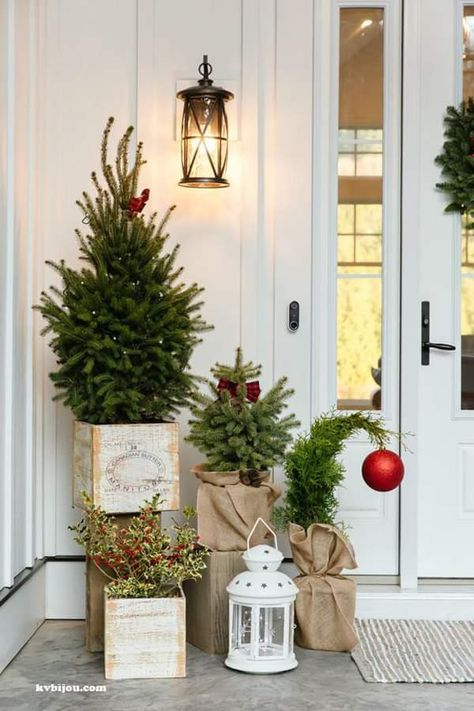 Entry Christmas Decor, Day In La, Christmas Entry, Front Door Christmas Decorations, Christmas Apartment, Classy Christmas, Christmas Front Doors, Ideas For Christmas, Front Porch Ideas