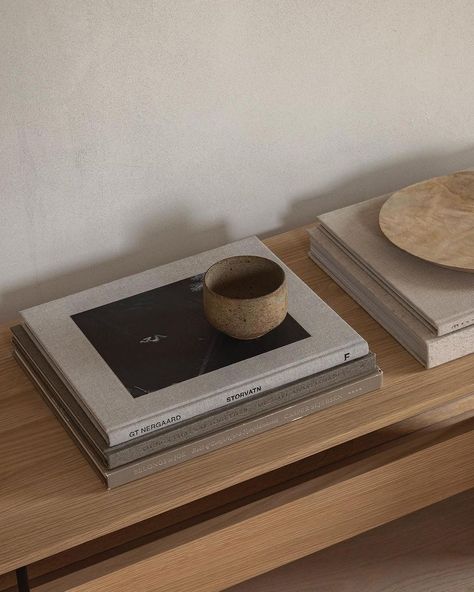 A simple and sophisticated coffee table display featuring neutral-toned art books and rustic ceramics. This arrangement highlights the beauty of minimalism and natural textures, perfect for adding an artistic touch to your living space. #MinimalistDecor #CoffeeTableStyling #InteriorDesign #NeutralPalette #RusticCeramics #HomeInspiration #ScandiStyle #JapandiAesthetic #ModernLiving #ArtBooks Brick Villa, Japandi Interior Design, Japandi Home, Minimalist Coffee, Japandi Living, Minimalist Coffee Table, Loft Interior, Display Coffee Table, Japandi Interior