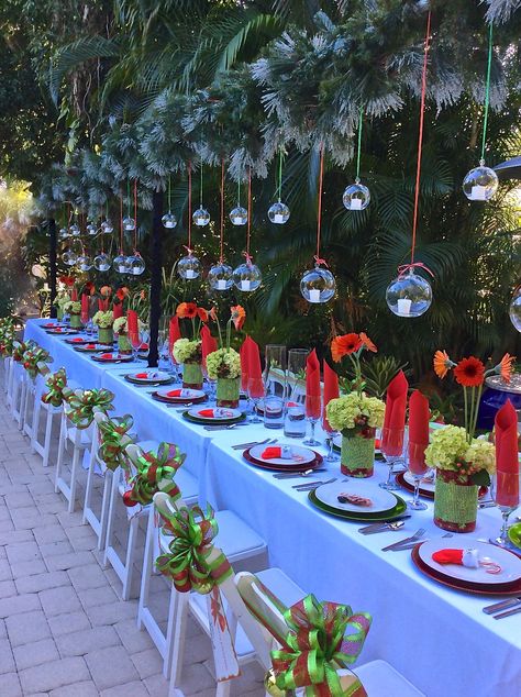 Outdoor Christmas Dinner Table, Christmas Banquet Food Ideas, Company Holiday Party Table Decor, Christmas Banquet Decor Ideas, Christmas Outdoor Table Settings, Outdoor Christmas Party Decor, Outdoor Christmas Dinner Party, Red And Green Christmas Table Decor, Christmas Lunch Decor