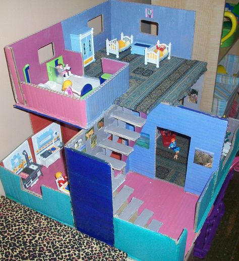 Cardboard Dollhouse, Diy Barbie House, Play Mobile, Dollhouse Projects, Cardboard House, Barbie Doll House, Barbie Diy, Diy Dollhouse Furniture, Diy Cardboard