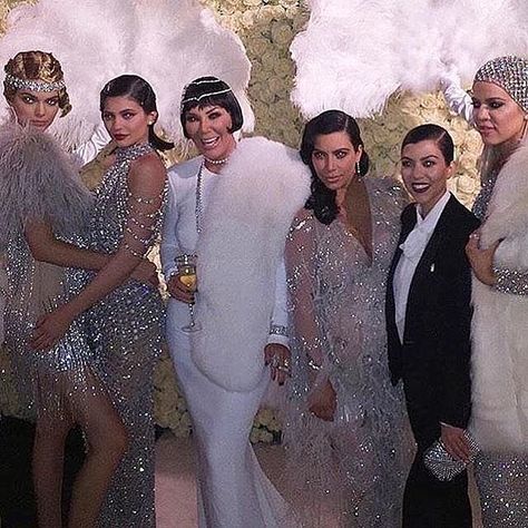 The Kardashians Take It Back to the Roaring '20s For Kris Jenner's 60th Birthday Bash Kris Jenner Birthday, Roaring 20s Party Outfit, Gatsby Party Outfit, Gatsby Outfit, Look Gatsby, Gatsby Birthday Party, Gatsby Party Dress, Gatsby Look, Great Gatsby Themed Party