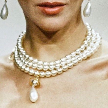 Pearls Vivienne Westwood, Old Money Aesthetic Jewelry, Vivienne Westwood Necklace Aesthetic, Vivienne Westwood Pearls, Vivienne Westwood Choker, Vivienne Westwood Japan, Unsleeping City, Pearl Necklace Aesthetic, Vivienne Westwood Pearl Necklace