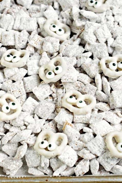 Looking for an easy Halloween treat? This Halloween Muddy Buddies recipe is the classic puppy chow recipe with some white chocolate pretzels made into mummies! Halloween Muddy Buddies, Holiday Puppy Chow, Puppy Chow Crispix Recipe, Puppy Chow Halloween, Festive Dessert Recipes, Easy Snack Mix, Puppy Chow Chex Mix Recipe, Chex Mix Puppy Chow, Muddy Buddies Recipe