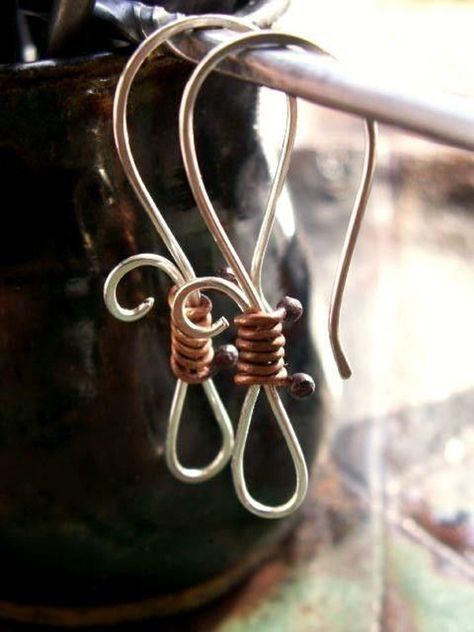 Ear wire hooks offer one way to include an additional decorative element to your earring design. Handmade ear wires allow you to create unique designs that enhance the style of your piece. With just some wire and a few jewelry making tools, you can start today making your own amazing ear wire hooks. Jewelry Making Tools, Wire Work Jewelry, Jewelry Techniques, Earrings Inspiration, Work Jewelry, Wire Wrapped Earrings, Jewelry Making Tutorials, Wire Work, Bijoux Diy