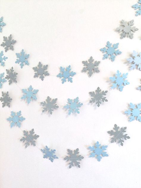 Paper Snowflake Garland, Kpop Christmas, Snowflake Photos, Snowflake Garland, Winter Decorations, Winter Wedding Decorations, 1st Birthday Decorations, Spooky Halloween Decorations, Winter Onederland