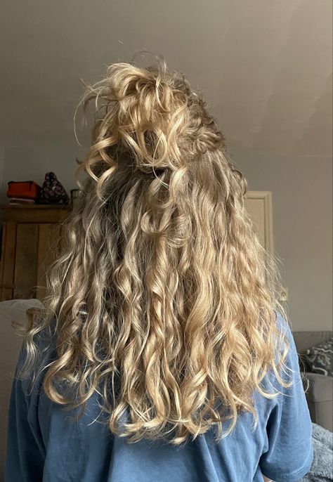 Half up half down blonde wavy hair 3a wavy curly long hair mid length hair Irish Hair Texture, Irish Curly Hair, Irish Curls Haircut, Irish Curls, Dark Souls, Textured Hair, Wavy Hair, Hair Goals, Havana