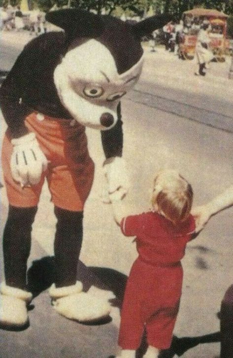 Disney Sends This Guy Out Everytime Some Kid Talks About Bruno Creepy Disney, Creepy Pics, Weird Pics, Disney Characters Costumes, Mickey Mouse Costume, Creepy Vintage, No Context, Creepy Pictures, Mickey Mouse Cartoon