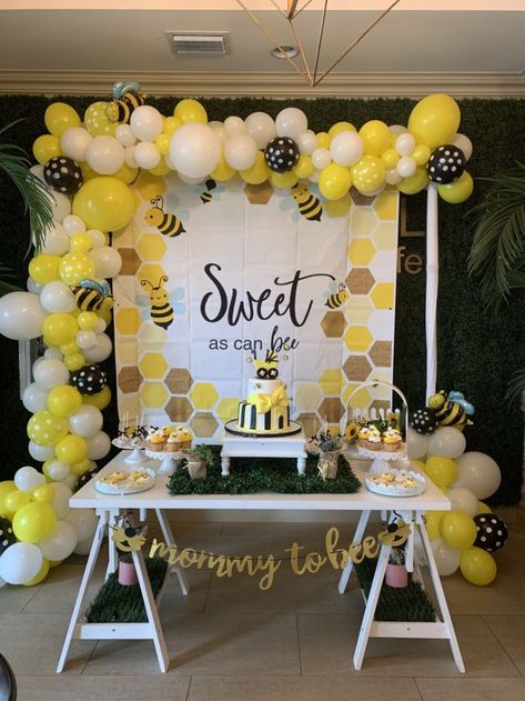 Bee Baby Shower Decoration, Bee Themed Birthday Party, Sweet As Can Bee, Gateau Baby Shower, Honey Bee Baby Shower, Bee Birthday Party, Sunflower Baby Showers, Creative Baby Shower, Bee Baby Shower Theme