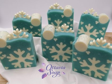 Today's Winter Snow Flakes soap is the second of the Christmas Soaps series. Snow flakes could not be missing in a winter-themed soap!! ❄❄❄ For this soap I have made the Snow flakes embeds using a cookie cutter and glued all the pieces togheter with distilled water. Then I have extruded little round snow flakes of soap dough for the inside decoration. On the Top of the soap there are small flakes embeds and a round dough embed (the full moon in the night). Soap Dough Ideas, Winter Soap Ideas, Christmas Soap Diy, Christmas Soap Ideas, Snowflake Soap, Christmas Soaps, Soap Dough, Cold Process Soap Designs, Soap Photography