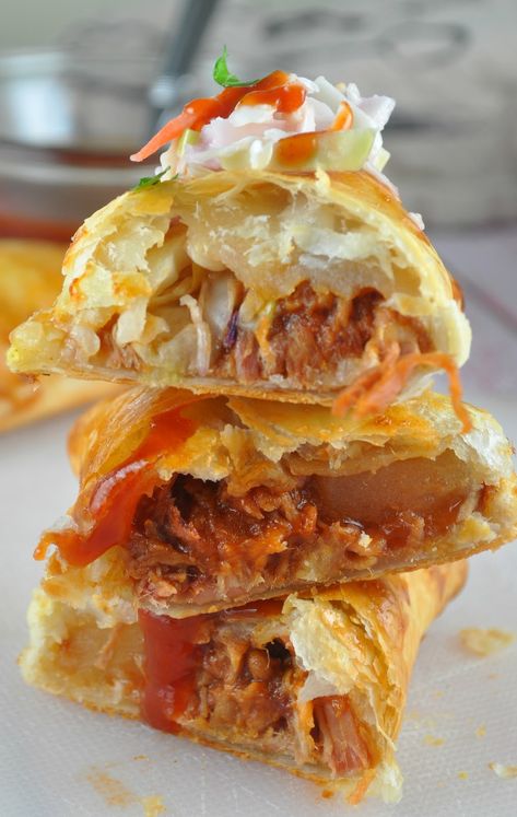 One of my favorite quick serve meals is empanadas! These pulled pork empanadas are on the table in 30 minutes! Plus I've got 3 different filling options that will make everyone happy! Pork Empanadas Recipe, Empenada Recipe, Pulled Pork Empanadas, Coleslaw For Pulled Pork, Pork Empanadas, Easy Empanadas Recipe, Pork Chops And Applesauce, Hand Pies Savory, Easy Pulled Pork