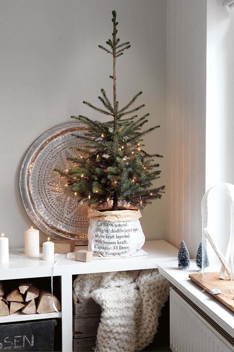 christmas-decorating-ideas-14-1-kindesign Natal Natural, Navidad Natural, Live Christmas Trees, Farmhouse Christmas Tree, Scandi Christmas, Xmas Deco, Tabletop Christmas Tree, Christmas Green, Farmhouse Christmas Decor