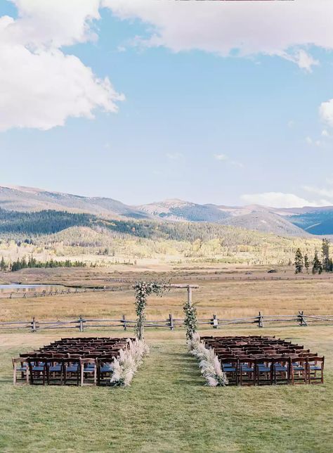 Green Western Wedding Theme, Cowboy Wedding Decorations, Cowgirl Wedding Dress, Boho Mountain Wedding, Western Wedding Decorations, Arbor Ideas, Country Wedding Pictures, Boho Cowboy, Prairie Wedding