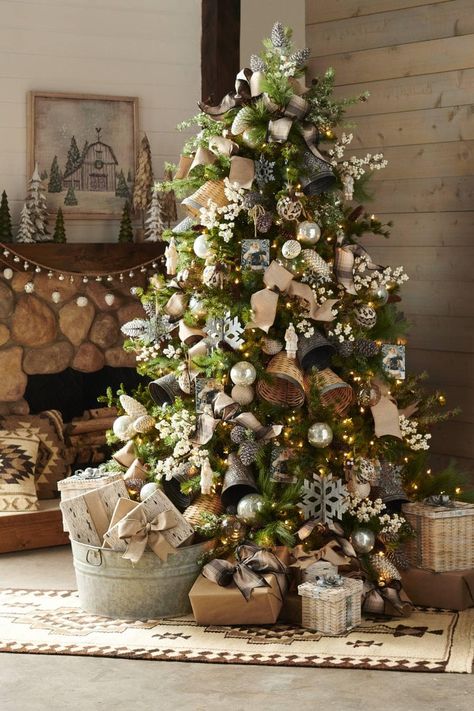 Christmas Trees - Cabin Lodge Nature | Jeannie Pence Natal Country, Wallpaper Natal, Christmas Lodge, Farmhouse Christmas Tree, Christmas Tree Inspiration, Woodland Christmas, Christmas Trends, Christmas Tree Design, Vintage Christmas Tree