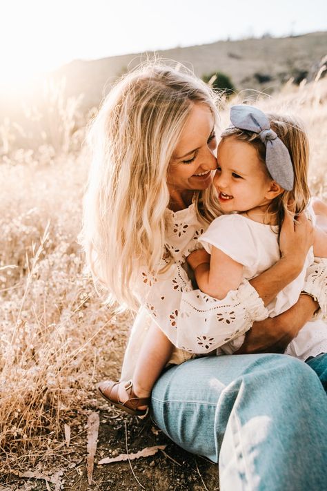 Mom And Me Photos, Mom Daughter Photography, Mom Daughter Photos, Mommy Daughter Photoshoot, Daughter Photo Ideas, Mother Daughter Pictures, Mommy Daughter Photos, Mother Daughter Photoshoot, Moms Photography