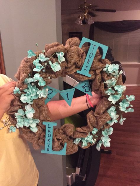 Dorm Wreath.                                                                                                                                                                                 More Dorm Wreath College, Dorm Room Door Decorations, Easy Door Wreaths, Spring Door Decorations, Dorm Signs, Bathroom Decoration Diy, Door Decorations College, Bifold Doors Makeover, College Dorm Supplies