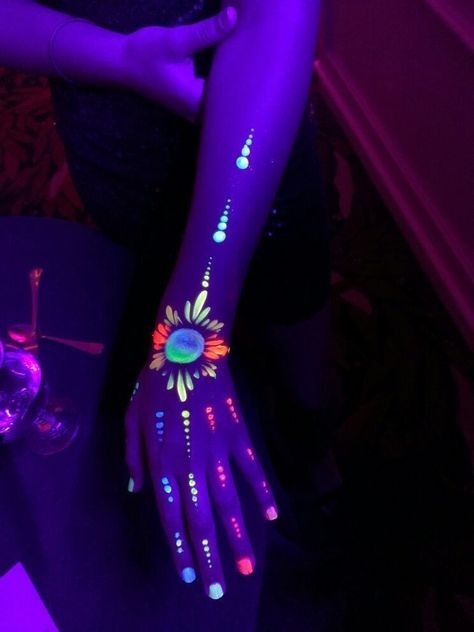 Glow In Dark Body Painting, Neon Party Paint Body Art, Neon Face Paint Ideas Festival, Glow Paint Body Designs, Glow In The Dark Lights, Glow In Dark Face Paint, Neon Festival Face Paint, Glow Body Painting, Neon Paint On Body Ideas