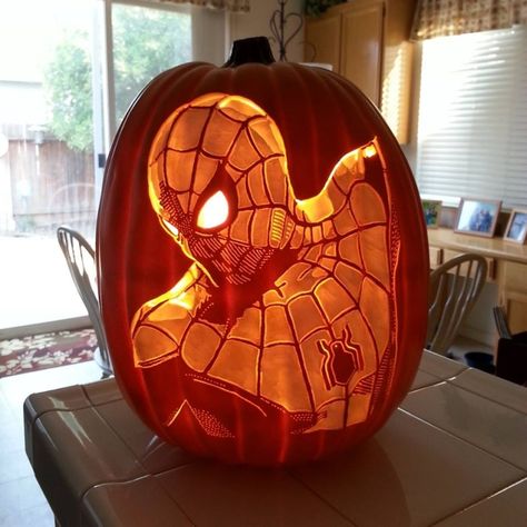 Intricately Detailed Pumpkin Art by Alex Wer for Halloween Marvel Pumpkin Carving, Spiderman Pumpkin Stencil, Spiderman Pumpkin, Awesome Pumpkin Carvings, Halloween Pumpkin Stencils, Disney Pumpkin Carving, Halloween Pumpkin Carving Stencils, Pumkin Carving, Amazing Pumpkin Carving