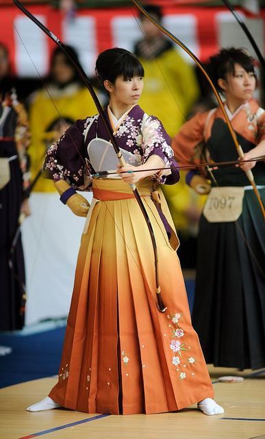 Japanese archer wearing traditional Hakama, with her yumi and archer's glove (kyudo) -- on a side note, who keeps taking all these awesome photos of Japanese archers! Description from pinterest.com. I searched for this on bing.com/images Traditional Japanese Clothing, Bows And Arrows, Japanese Clothing, Japan Culture, Art Japonais, Kendo, Japan Design, Japanese Outfits, Traditional Clothing