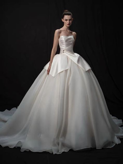 Vivían Westwood Wedding Dress, Dior Wedding Dress, Viviane Westwood, Dior Wedding Dresses, Vivian Westwood, Bride 2024, Extravagant Wedding Dresses, Plain Wedding Dress, Extravagant Wedding