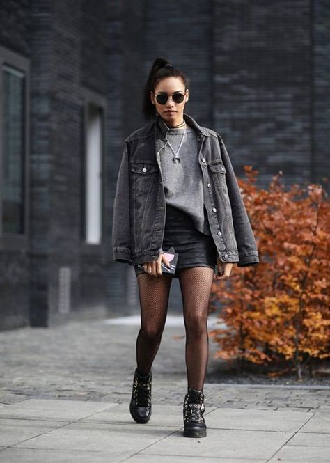 17 Powerful Ideas How To Wear Black Leather Skirts 2019 Black Jean Jacket Outfit, Oversized Jean Jacket Outfit, Black Denim Jacket Outfit, Oversized Denim Jacket Outfit, Oversized Black Denim Jacket, Jeans Gris, Fall Jackets Outfit, Black Jean Jacket, Jean Jacket Outfits