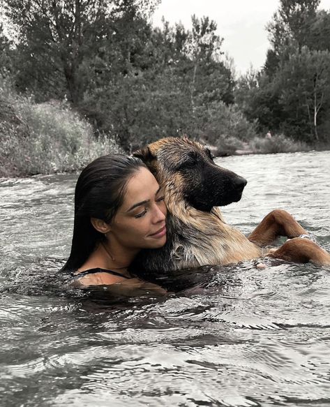 German Shepard Photoshoot, Photoshoot Ideas With Dogs, Golden Retriever Accessories, Dog Laughing, Dog Mommy, Dog Photoshoot, Cute Dog Pictures, Dog Adventure, Girl And Dog