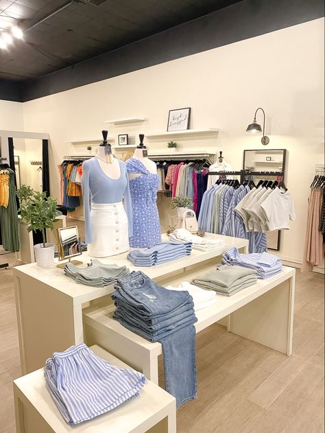 Modern Clothing Boutique Interior, Small Boutique Interior Design Clothing, Retail Display Clothing, Retail Boutique Design, Coffee Shop And Boutique, Butik Design Boutiques, Clothing Store Floor Plan, Clothes Store Ideas, Boutique Set Up