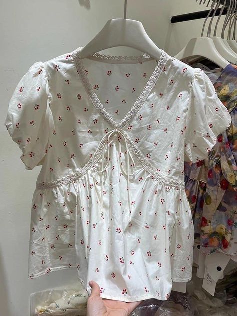 Cotton Blouse Design, Modest Casual Outfits, Myanmar Dress Design, Fashion Top Outfits, Everyday Fashion Outfits, Casual Day Outfits, Quick Outfits, Stylish Dress Book, Easy Trendy Outfits