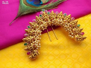 God Jewellery, Maharashtrian Wedding, Hair Ornaments Wedding, Temple Jewellery Earrings, Flower Jewelry Designs, Book Cakes, Delicate Gold Jewelry, Gold Hair Pin, Gold Hair Accessories