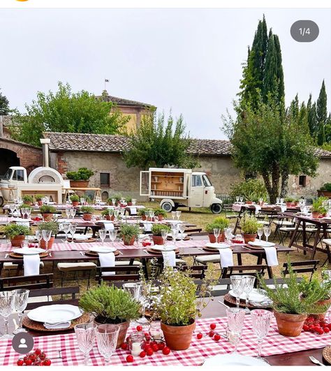 Italian Vineyard Themed Party, Garden Party Italy, Italy Pizza Party, Pizza Party Welcome Dinner, Italian Welcome Dinner, Italy Welcome Party, Pizza Party Wedding Rehearsal Dinners, Pizza Welcome Party Wedding, Italian Market Aesthetic