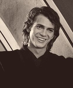 Hayden as Anakin Skywalker. Love Ani! Anakin Smiling, Anakin Skywalker Smiling, Anakin Gif, Quinlan Vos, Star Wars Meme, Mara Jade, Anakin Vader, Scott Eastwood, Star Wars Anakin