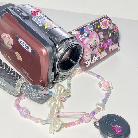 Cute Camera, Produk Apple, Retro Gadgets, Camera Digital, Gamer Room, Flip Phones, Images Esthétiques, Nerd Stuff, Vintage Cameras