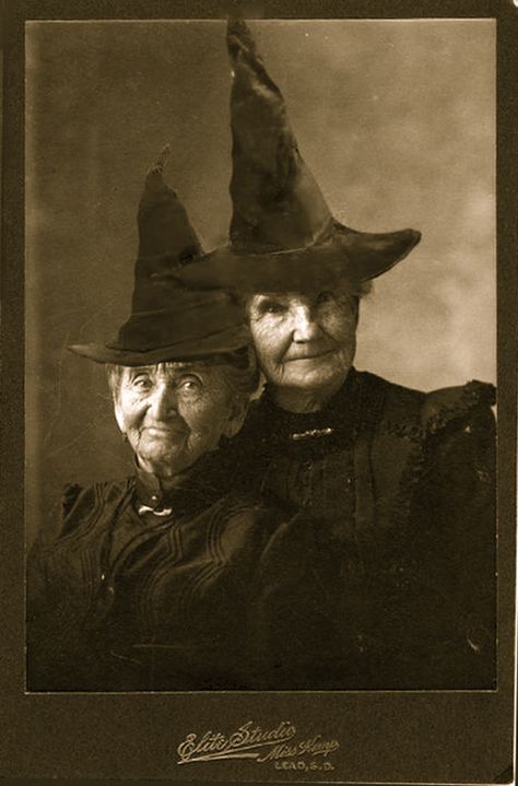 Wise ones Vintage Witch Photos, Vintage Halloween Photos, Witch Photos, Photo Halloween, Witches Hats, Baba Jaga, Halloween Forum, Witch Pictures, Creepy Photos