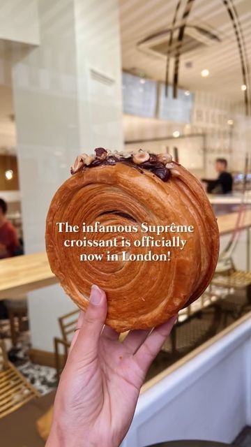 One Hungry Medic on Instagram: "PSA: you can now find the viral supreme croissant in London! 🤩 That’s right, @philippe_conticini_uk have created their own version of the spiral stuffed pastry and it is delicious! Although it wasn’t oozing with filling as much as the OG @lafayette380 ones, it was still stuffed a very decent amount with the rich hazelnut praline ganache and baked beautifully with the crisp golden exterior and soft interior 😍 Excited to see what other flavours they come out wi Spiral Croissant Recipe, Croissant Sweet Fillings, Spiral Croissant, Cromboloni Croissant, Viral Croissant, Hazelnut Croissant, Supreme Croissant, Filled Croissants Sweets, Crunchy Croissant