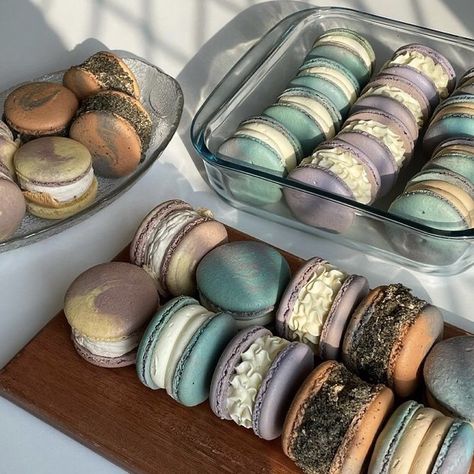 Macaroons Aesthetic, Kue Macaroon, How To Store Bread, Beautiful Desserts, Birthday Food, Cute Desserts, Sweet Desserts, Food Obsession, Cafe Food