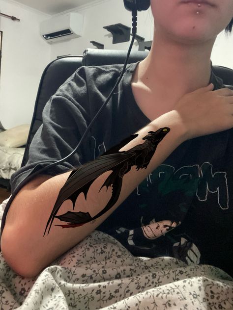 Furiosa Tattoo, Bicep Dragon Tattoo, Hiccup Tattoo, How To Train Your Dragon Tattoos, Longclaw Tattoo, Toothless Tattoo Night Fury, Night Fury Tattoo, Tattoo Toothless, How To Train Your Dragon Tattoo