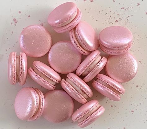 Pink Macarons Aesthetic, Macaroons Aesthetic, Birthday Macarons, Macarons Aesthetic, Cookies Macaroons, Rose Macarons, Macaron Ideas, Strawberry Sweets, Pink Macarons