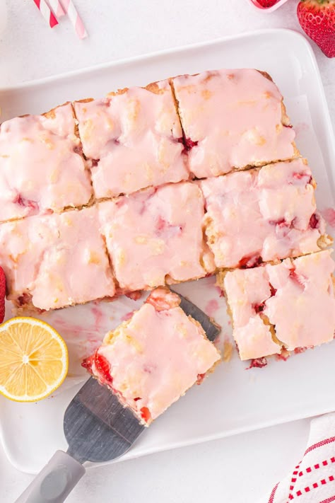 Strawberry Lemon Blondies Strawberry Lemon Recipes Desserts, Summer Strawberry Recipes, Lemon Strawberry Recipes, Strawberry Lemon Sheet Cake, Strawberry Lemon Blondes, Strawberry Lemonade Blondies, Strawberry Lemon Bars Recipes, Strawberry Lemon Desserts Easy, Strawberry Lemon Blondies Recipe