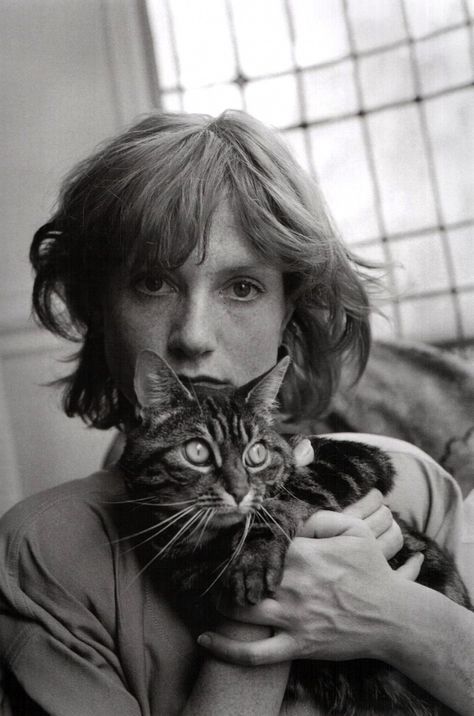 Isabelle Huppert Style, Celebrities With Cats, Isabelle Huppert, French Cinema, Portrait Photos, Great Cat, Catherine Deneuve, Images Vintage, French Actress