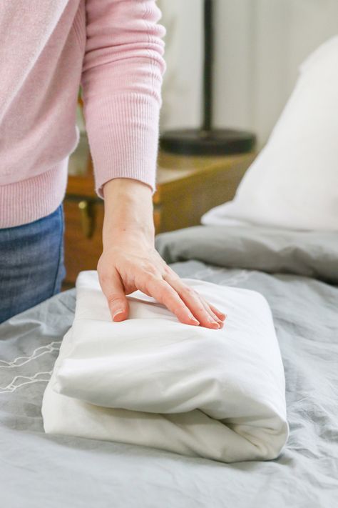 How To Fold A Fitted Sheet (Video Tutorial) - Hello Nest Homemade Liquid Dishwasher Detergent, Swiffer Pads, Lavender Linen Spray, Folding Fitted Sheets, Homemade Soda, How To Fold Towels, How To Fold, Change Of Heart, Linen Spray