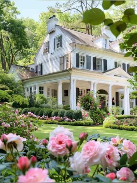 White House Countryside, White Victorian House, Big Cottage House, Chic Architecture, Old White House, Vogue House, House With Flowers, Large Country House, Big Cottages