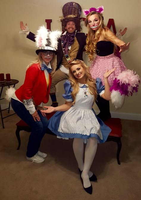 Bunny mad hatter Cheshire Cat and Alice in wonderland Halloween costume Kostum Disney, Best Group Halloween Costumes, Kostum Halloween, Cute Group Halloween Costumes, Matching Halloween Costumes, Costume Disney, Fantasia Disney, Alice In Wonderland Costume, Diy Kostüm