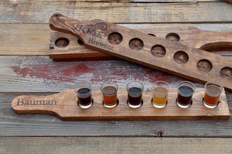 Beer Flight Tray, Tasting Tray, Beer Crafts, Craft Beer Gifts, Beer Flight, Furniture Woodworking, Building Furniture, Clever Gift, Gifts For Beer Lovers