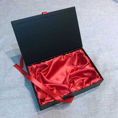 Free Sample wig box packaging with satin lining for hair Wig Packaging, Romantic Room Surprise, Romantic Room, Perfume Packaging, Diy Gift Box, Packing Boxes, Luxury Packaging, Black Box, Free Sample