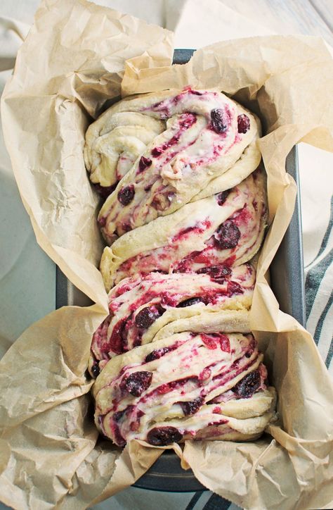 Cranberry Babka, Babka Recipes, Babka Bread, Resepi Roti, Babka Recipe, Plat Vegan, Cranberry Cream Cheese, Cranberry Cheese, Food Vegan