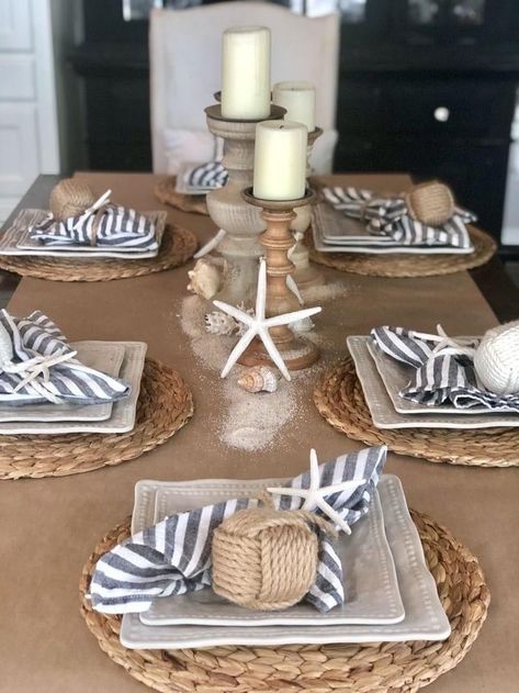 Beach Theme Dinner Table, Simple Summer Tablescapes, Decorated Tables Ideas, Coastal Table Settings, Summer Table Scape, Table Themes Ideas, Beach Decorating Ideas For Party, Summer House Decor Ideas, Nautical Tablescapes