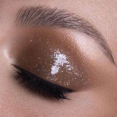 Minimalist Glitter Eye Makeup, Glossy Lids, Gloss Eyeshadow, Photos Of Eyes, Diamond Eyes, Natural Makeup Looks, Prom Makeup, Eyeshadow Looks, Makeup Eyeshadow