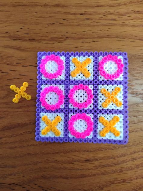 Perler Beads Preppy, Perler Bead Tic Tac Toe, Pearl Or Bead Designs, Perler Beads Ideas Pattern, Perler Bead Crafts To Sell, Small Fuse Bead Ideas, Melting Bead Ideas, Perler Beads Circle, Pearl Or Bead Ideas