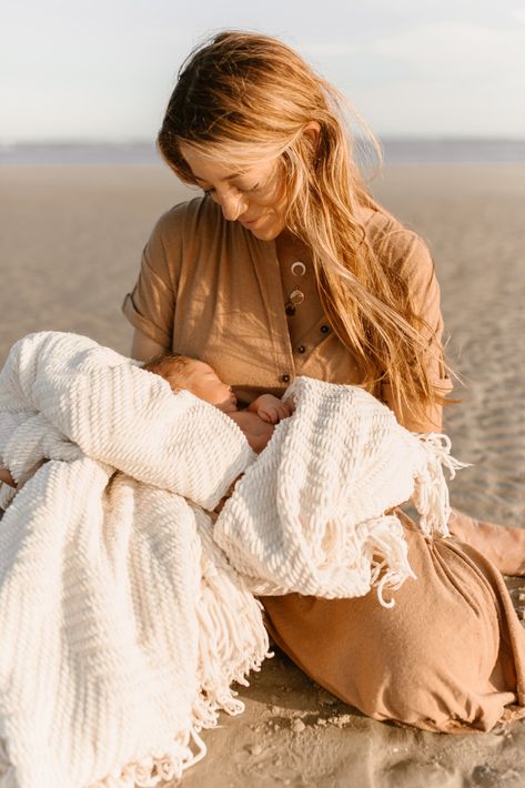 Summer Newborn Family Pictures, Family Beach Pictures Aesthetic, Beach Newborn Family Photos, Newborn Photos Beach, Beach Newborn Pictures, Beach Newborn Photography, Newborn Beach Photos, Newborn Beach Photography, Outdoor Newborn Photos